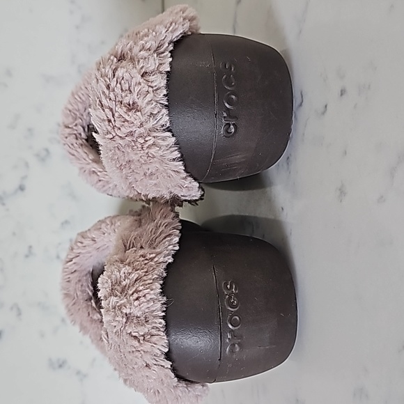 CROCS Furever Crush shoe size 7 wide - Picture 2 of 4